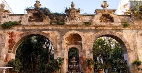 Bari: scaloni decorati, colonne doriche, un raro giardino pensile. Sono i tesori di Palazzo Gironda